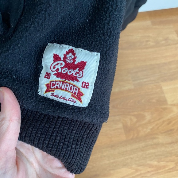 3/$30 ✨ ROOTS | Vintage Hooded Sweater - Picture 2 of 5